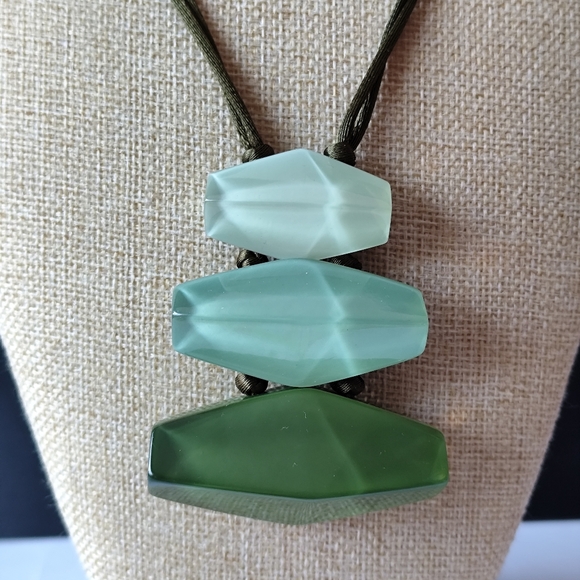 ZSISKA Large Statement 3 Tone Green Resin Pendant Necklace - Picture 2 of 9